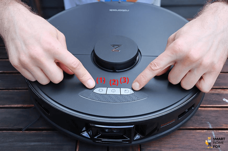 Die drei Steuerungstasten auf der Oberseite des Roborock S7 MaxV sind in der Nahaufnahme zu sehen